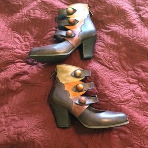 Vintage looking earth tone heels